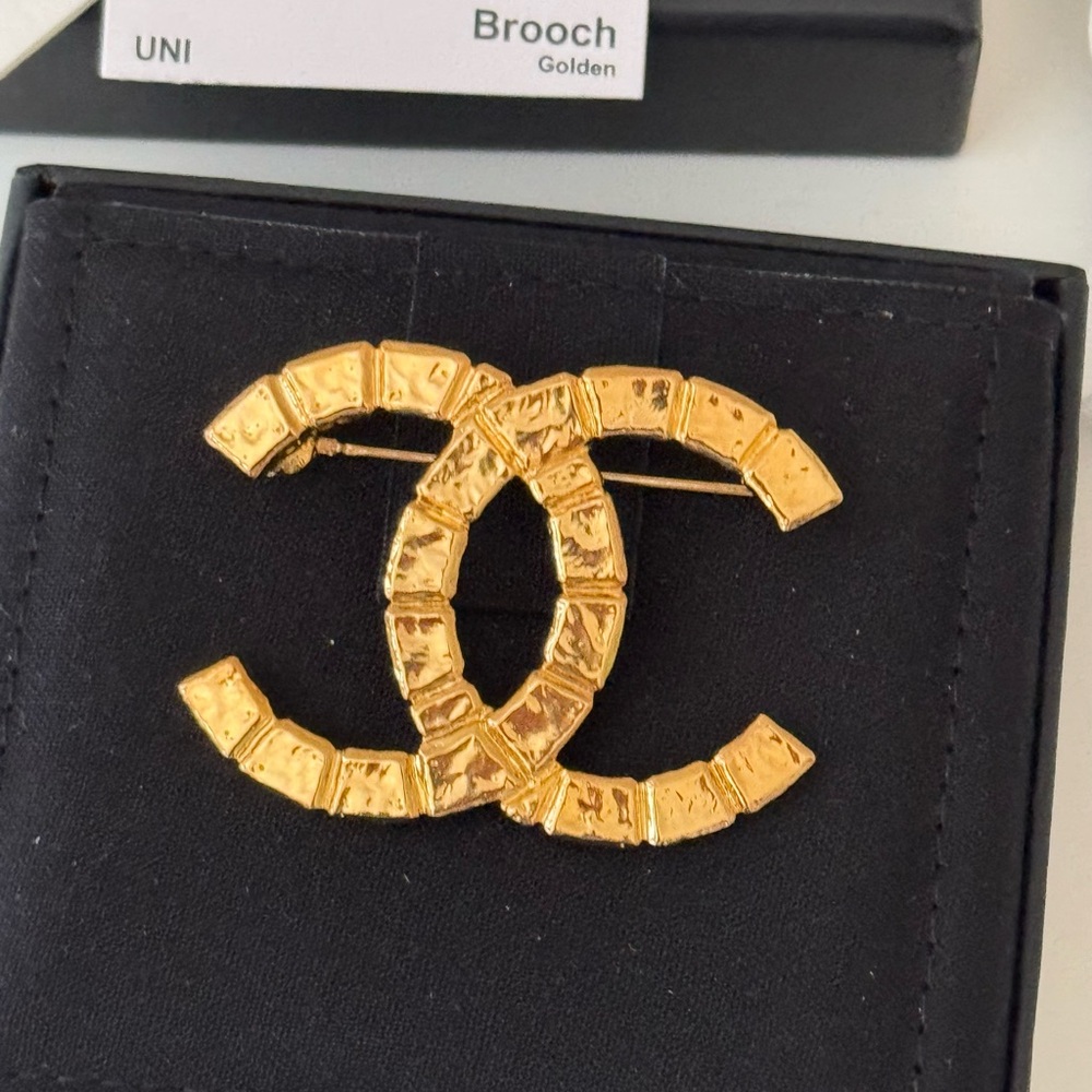 NEW Chanel Brooch 22A, Golden - Picture 10 of 10